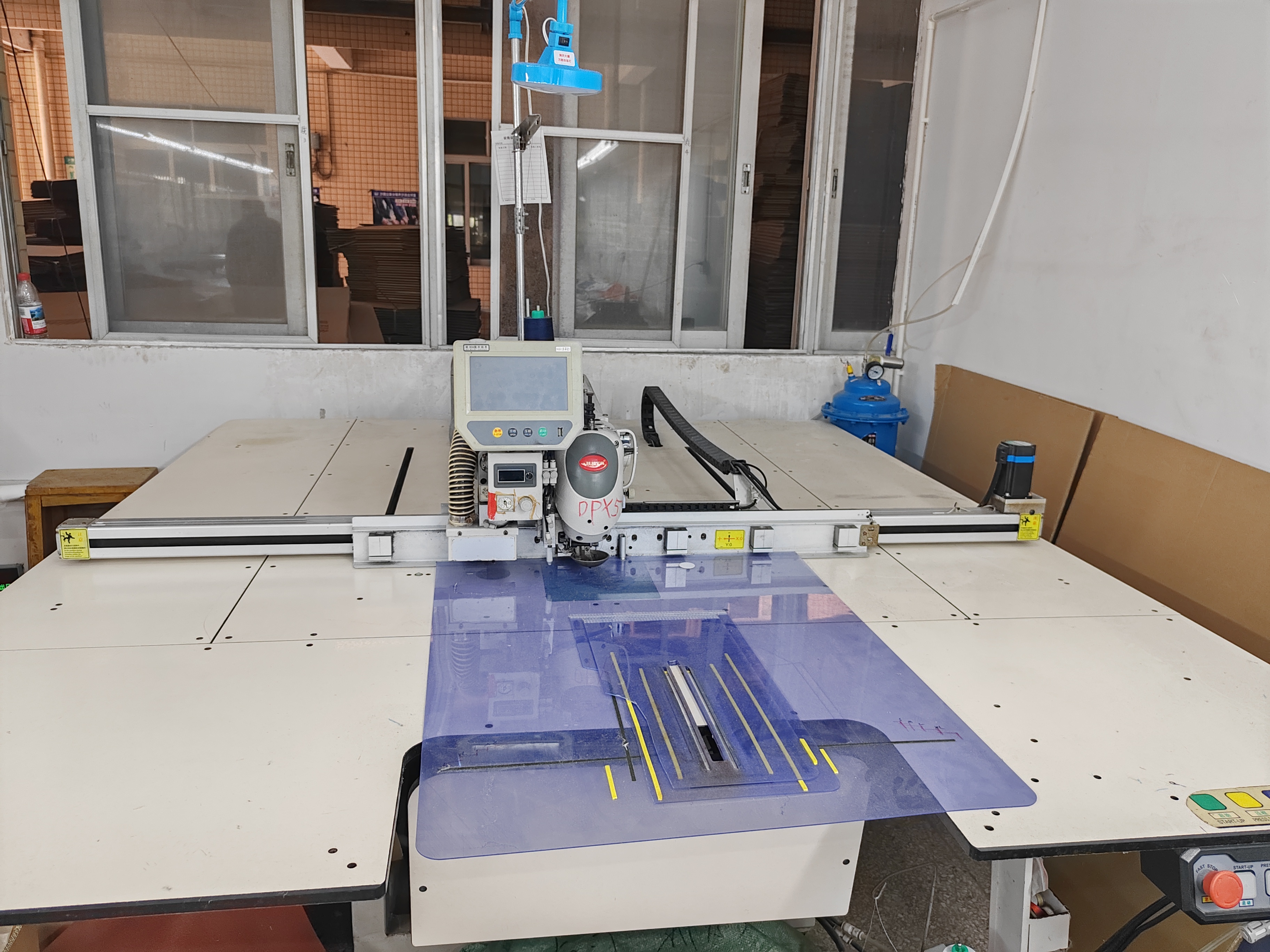Automatic cutting table used for pattern and sample preparation
